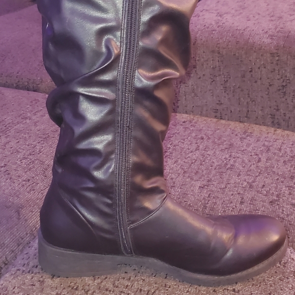 Super cozy black boots - Picture 2 of 3